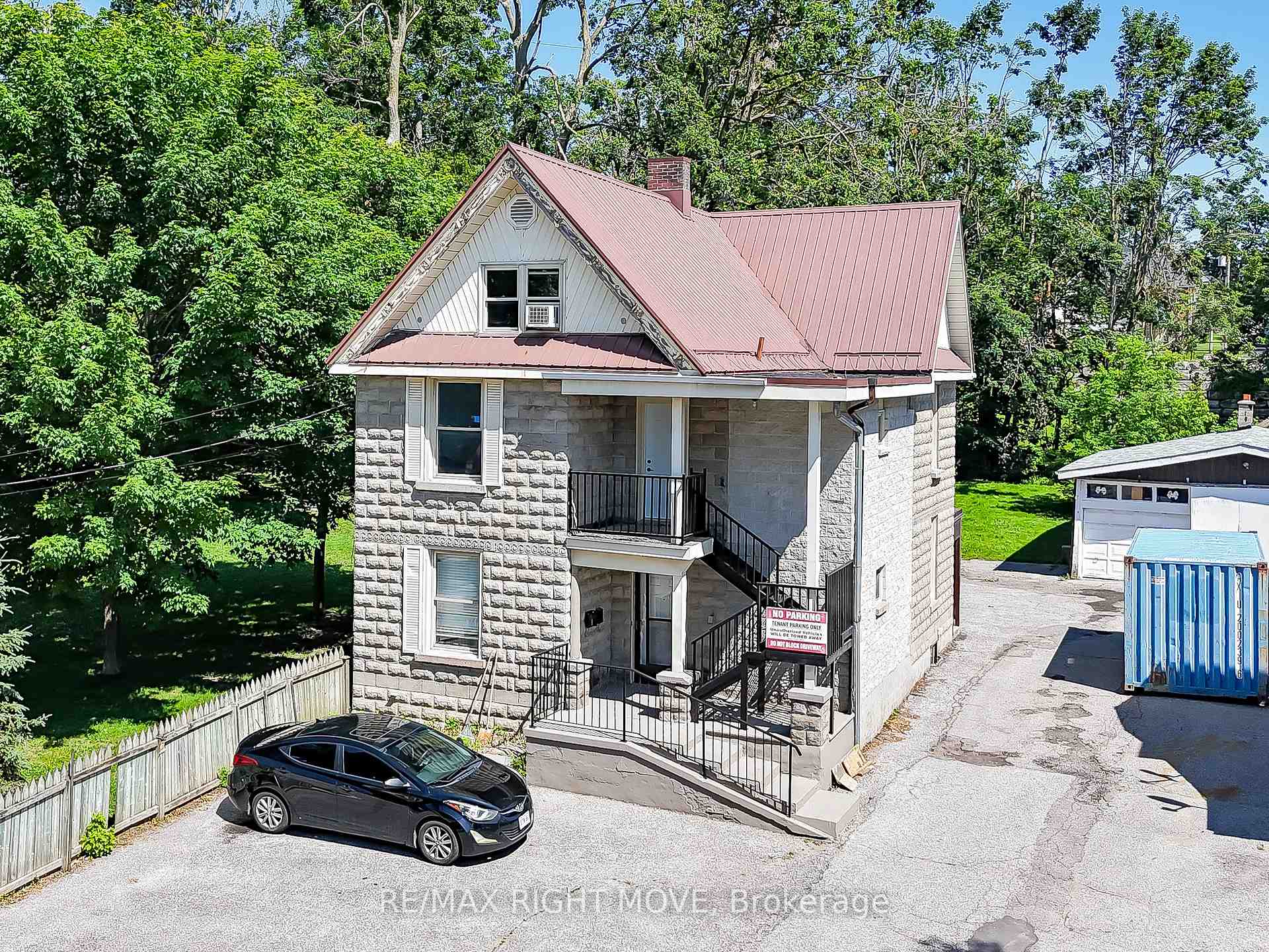 Front of 104 Nottawasaga Street