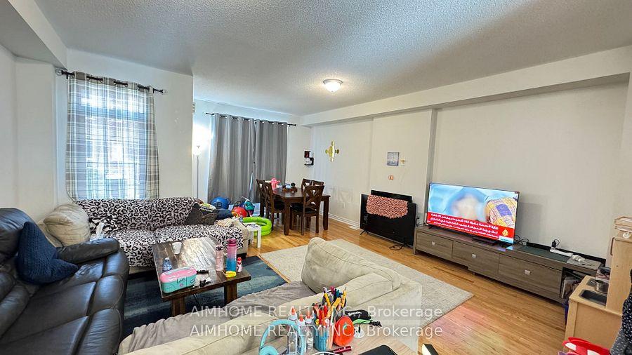 Photo 4 of 105 Gordon Circle, Newmarket, Gorham-College Manor — HOMEH