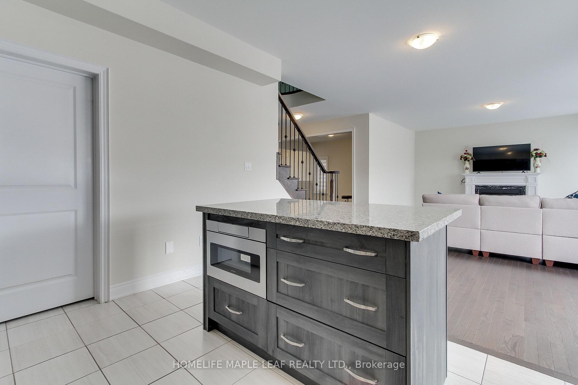 Photo 15 of 31 Janes Crescent, New Tecumseth, Rural New Tecumseth — HOMEH