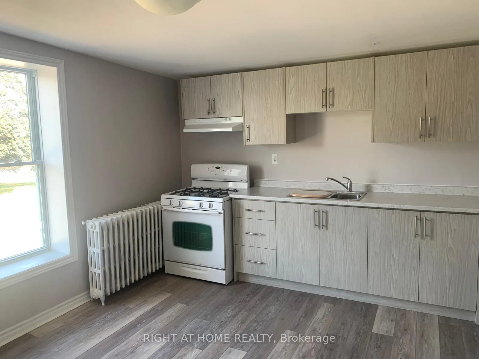 Photo 5 of Unit 3, 730 Simcoe Street S, Oshawa, Lakeview — HOMEH