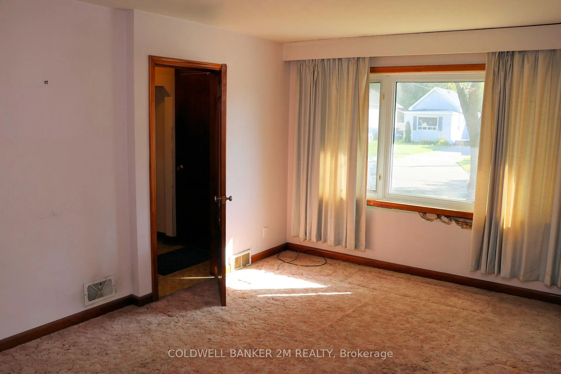 Photo 5 of 90 Cromwell Avenue, Oshawa, Vanier — HOMEH