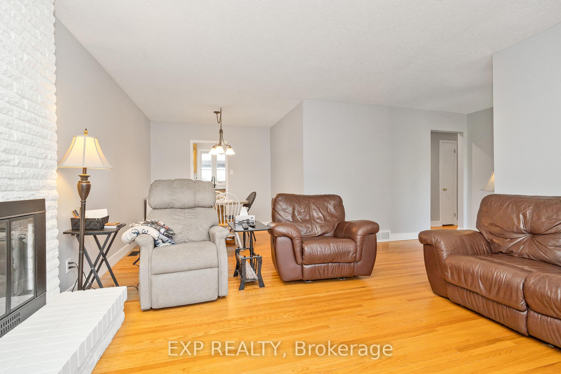 Photo 4 of 322 Galloway Drive, Ottawa, Bilberry Creek/Queenswood Heights — HOMEH