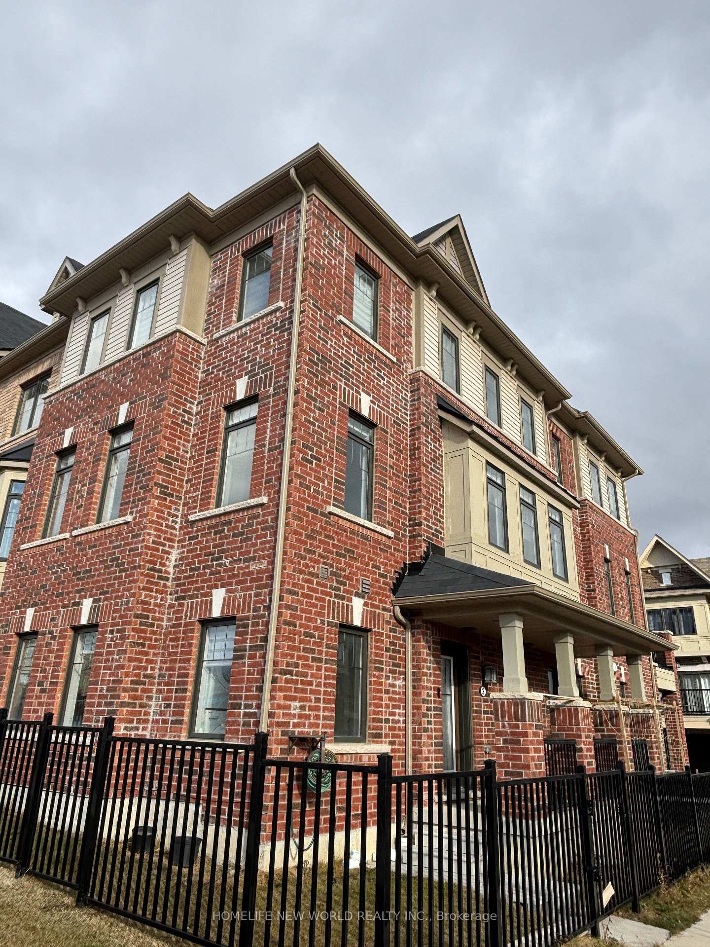Photo 2 of 2 Cafaro Lane, Markham, Victoria Square — HOMEH