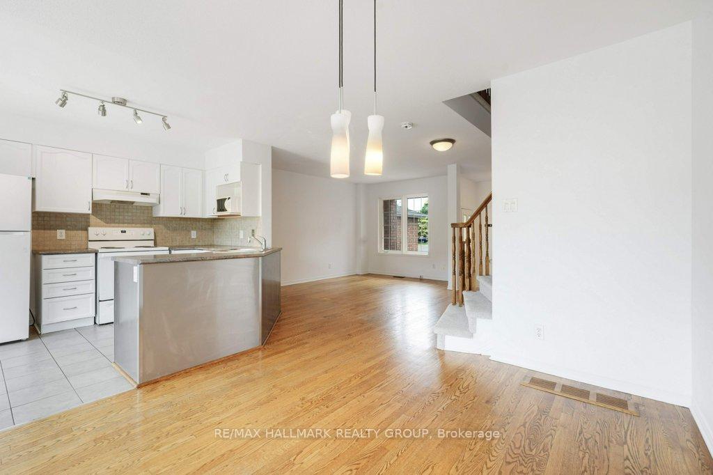 Photo 9 of 1429 Lynx Crescent, Ottawa, Fallingbrook/Pineridge — HOMEH