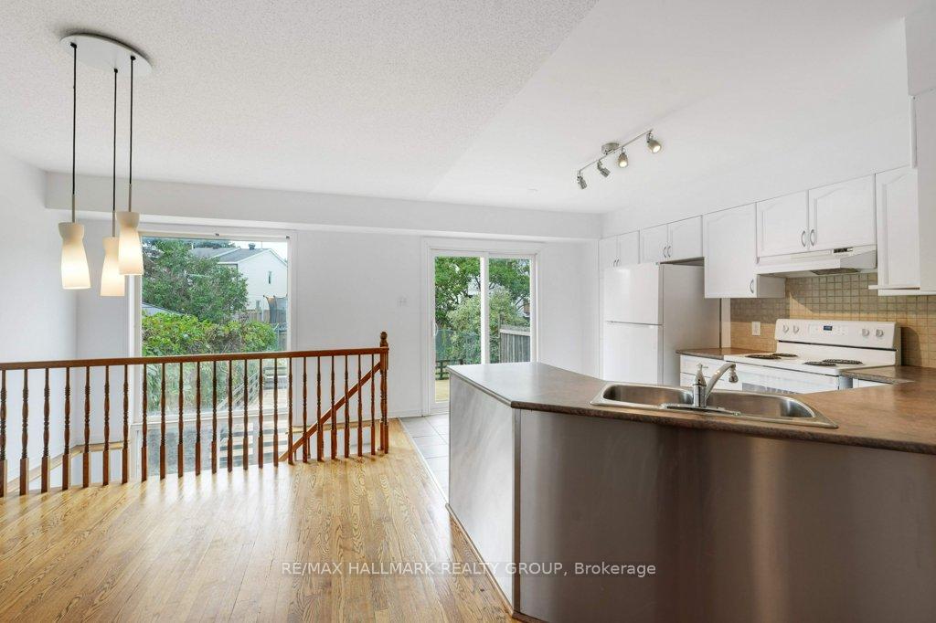 Photo 13 of 1429 Lynx Crescent, Ottawa, Fallingbrook/Pineridge — HOMEH