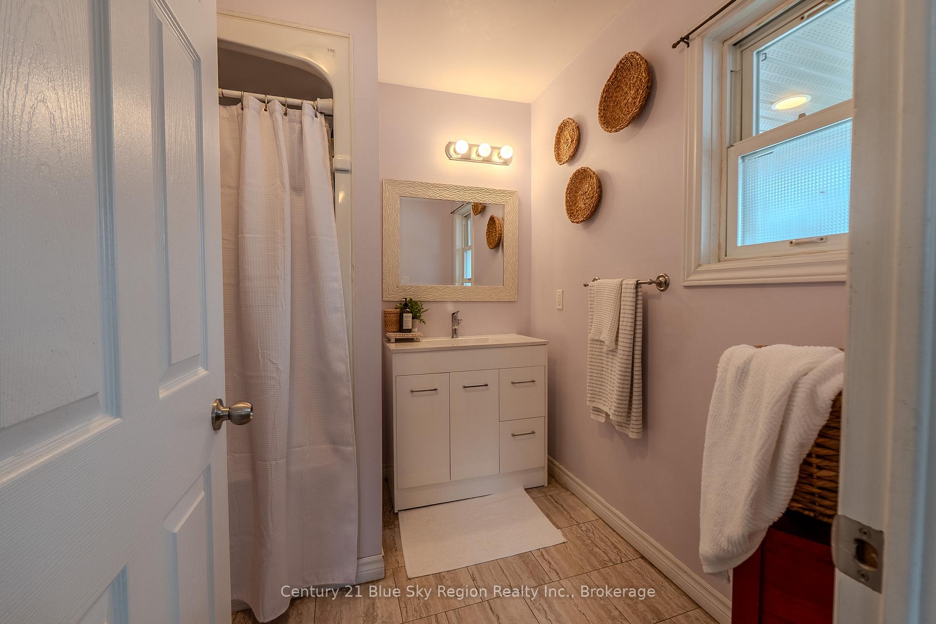 Photo 21 of 459 King Street W, North Bay, Central — HOMEH