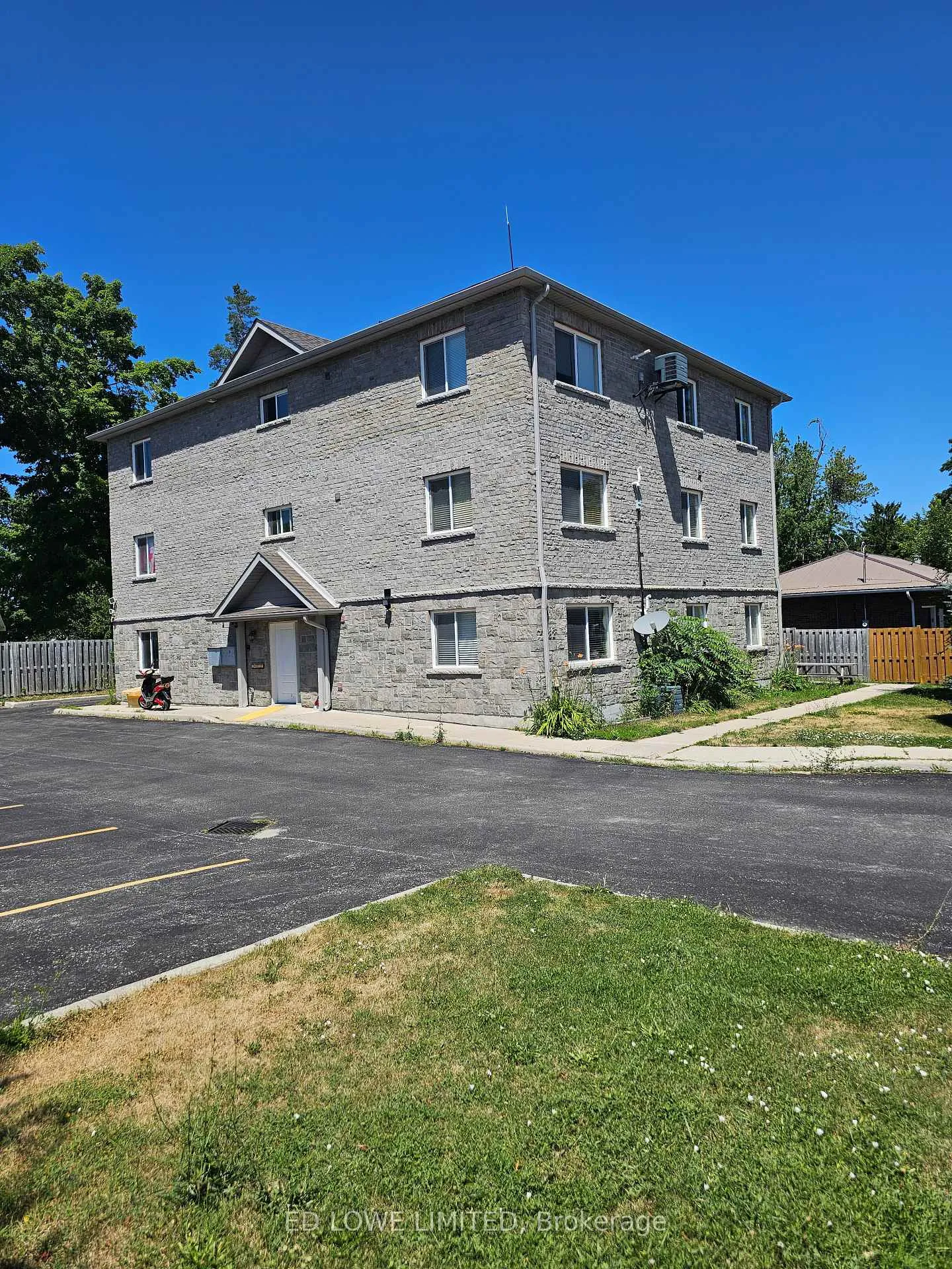Photo 2 of 82 Fittons Road E, Orillia — HOMEH