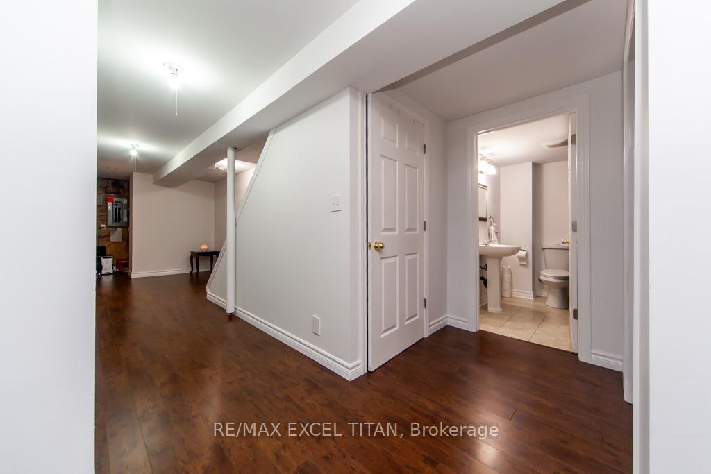 Photo 2 of 71 Red River Crescent, Newmarket, Woodland Hill — HOMEH