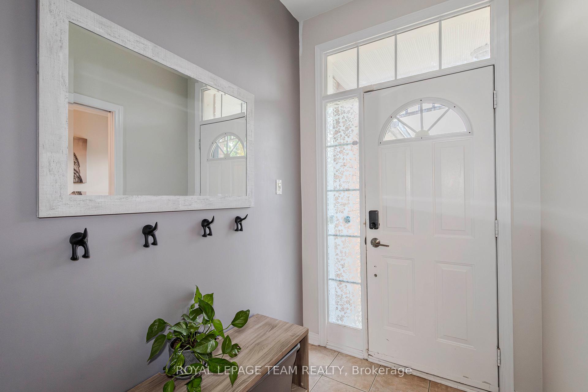 Photo 3 of 911 Markwick Crescent, Ottawa, Notting Hill/Summerside — HOMEH