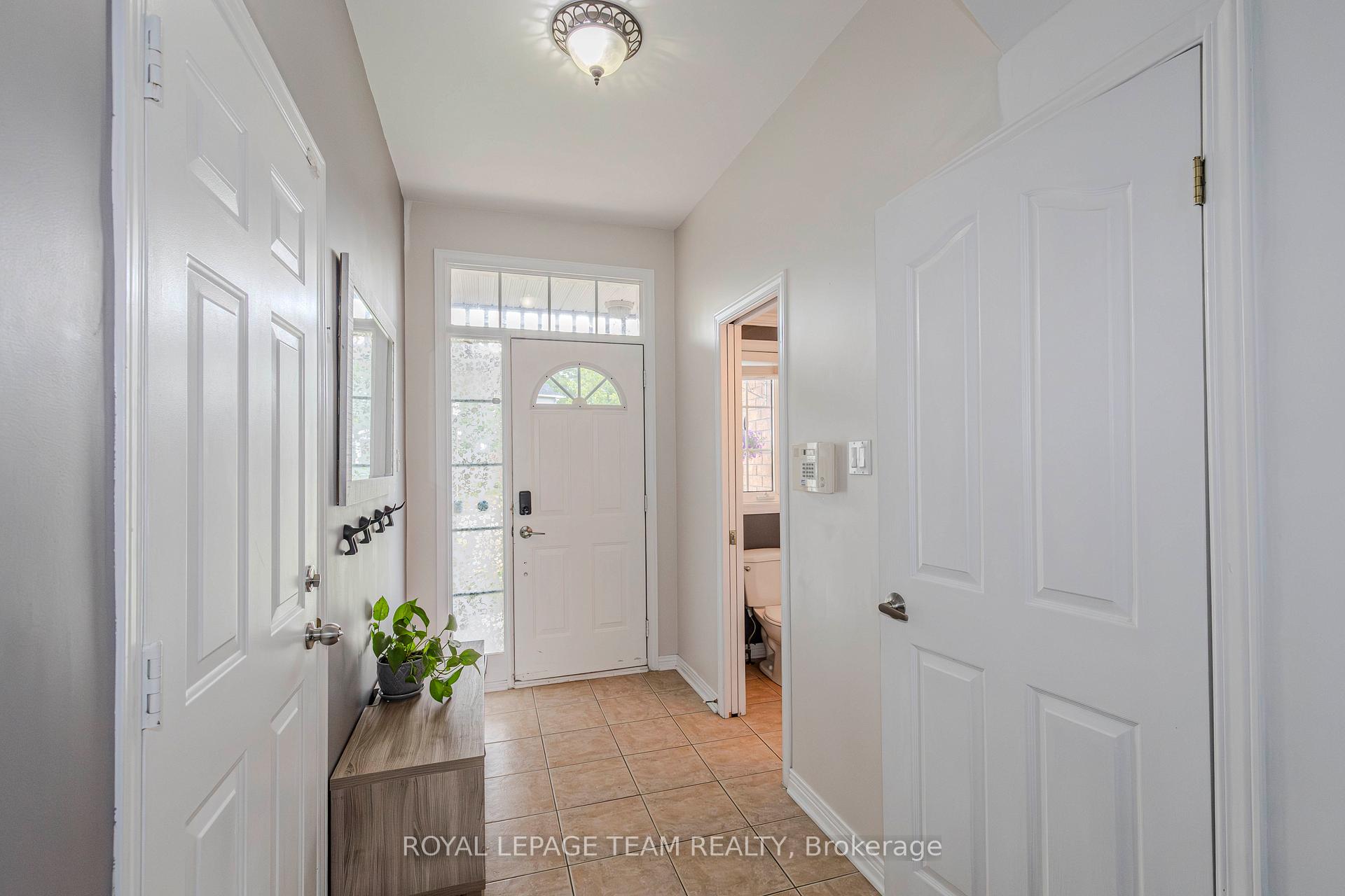 Photo 4 of 911 Markwick Crescent, Ottawa, Notting Hill/Summerside — HOMEH