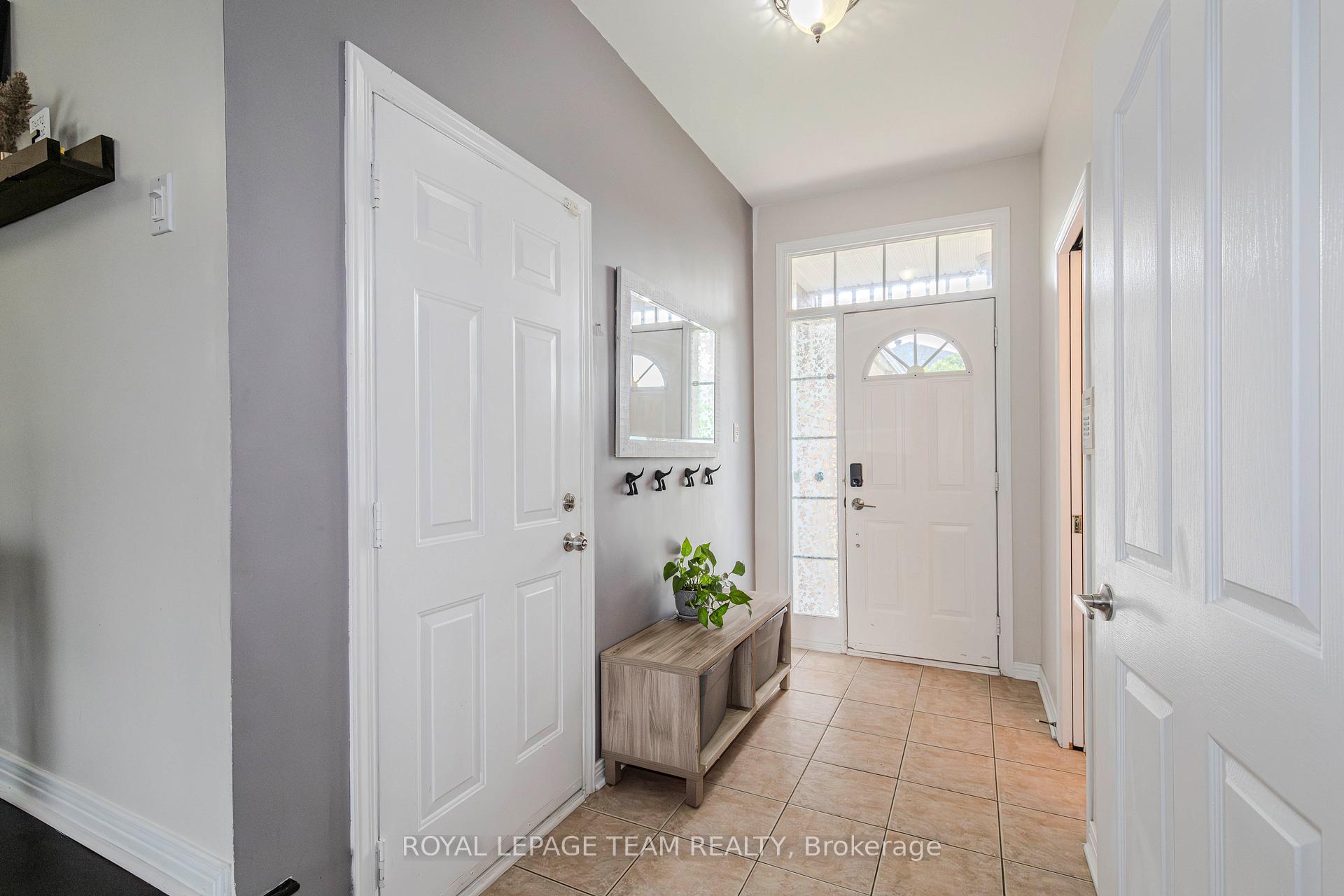 Photo 5 of 911 Markwick Crescent, Ottawa, Notting Hill/Summerside — HOMEH