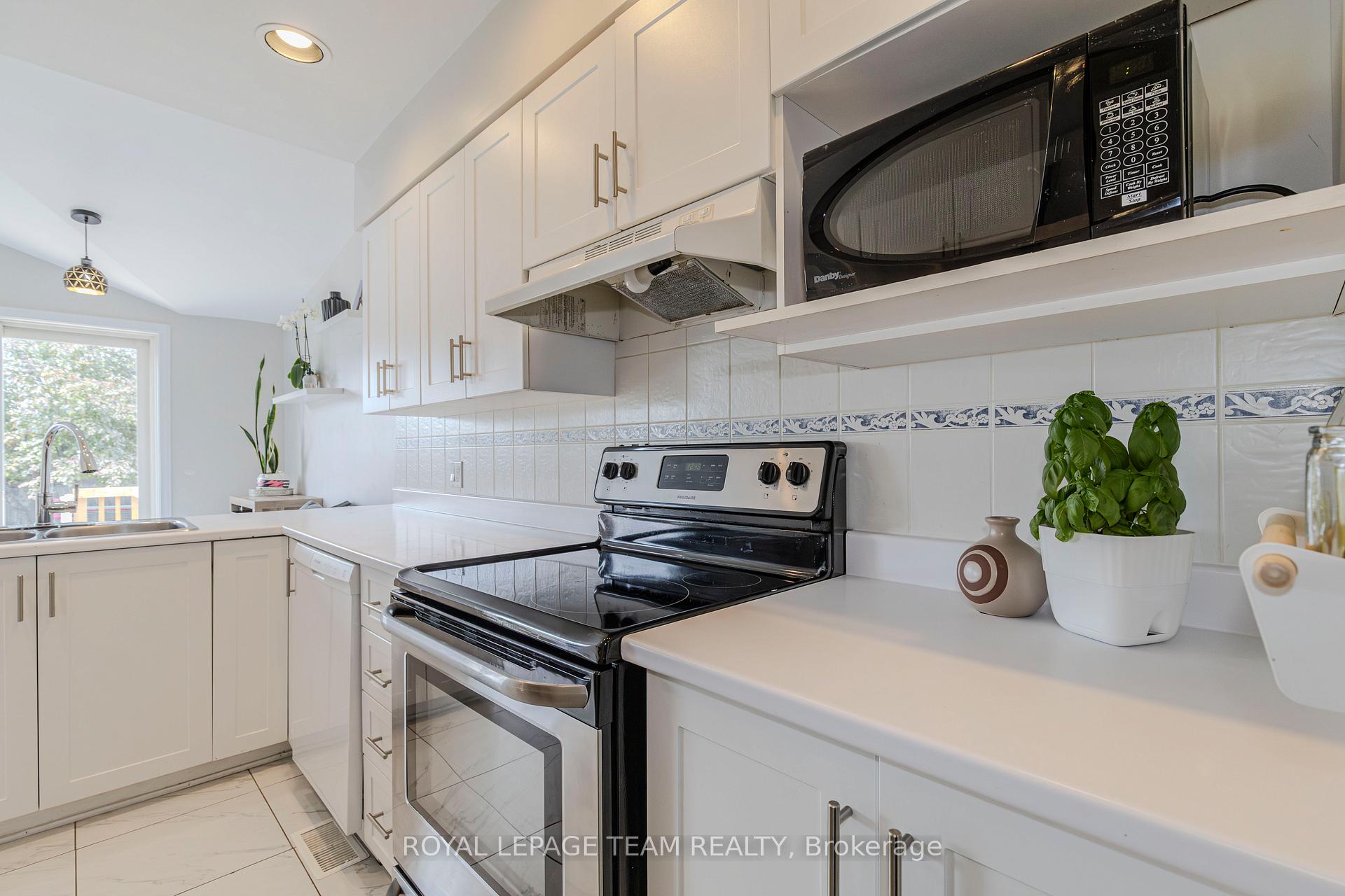 Photo 18 of 911 Markwick Crescent, Ottawa, Notting Hill/Summerside — HOMEH