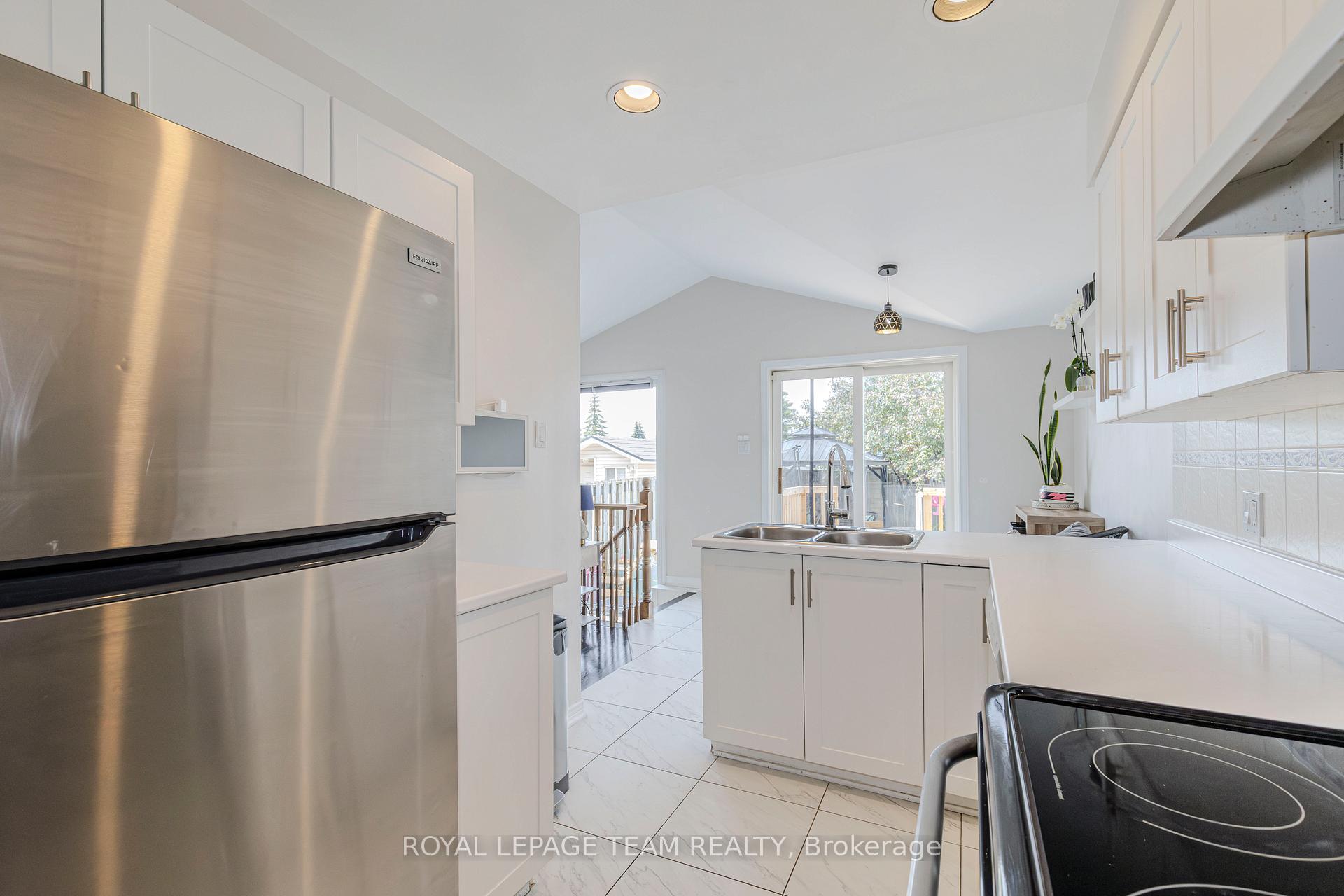 Photo 19 of 911 Markwick Crescent, Ottawa, Notting Hill/Summerside — HOMEH