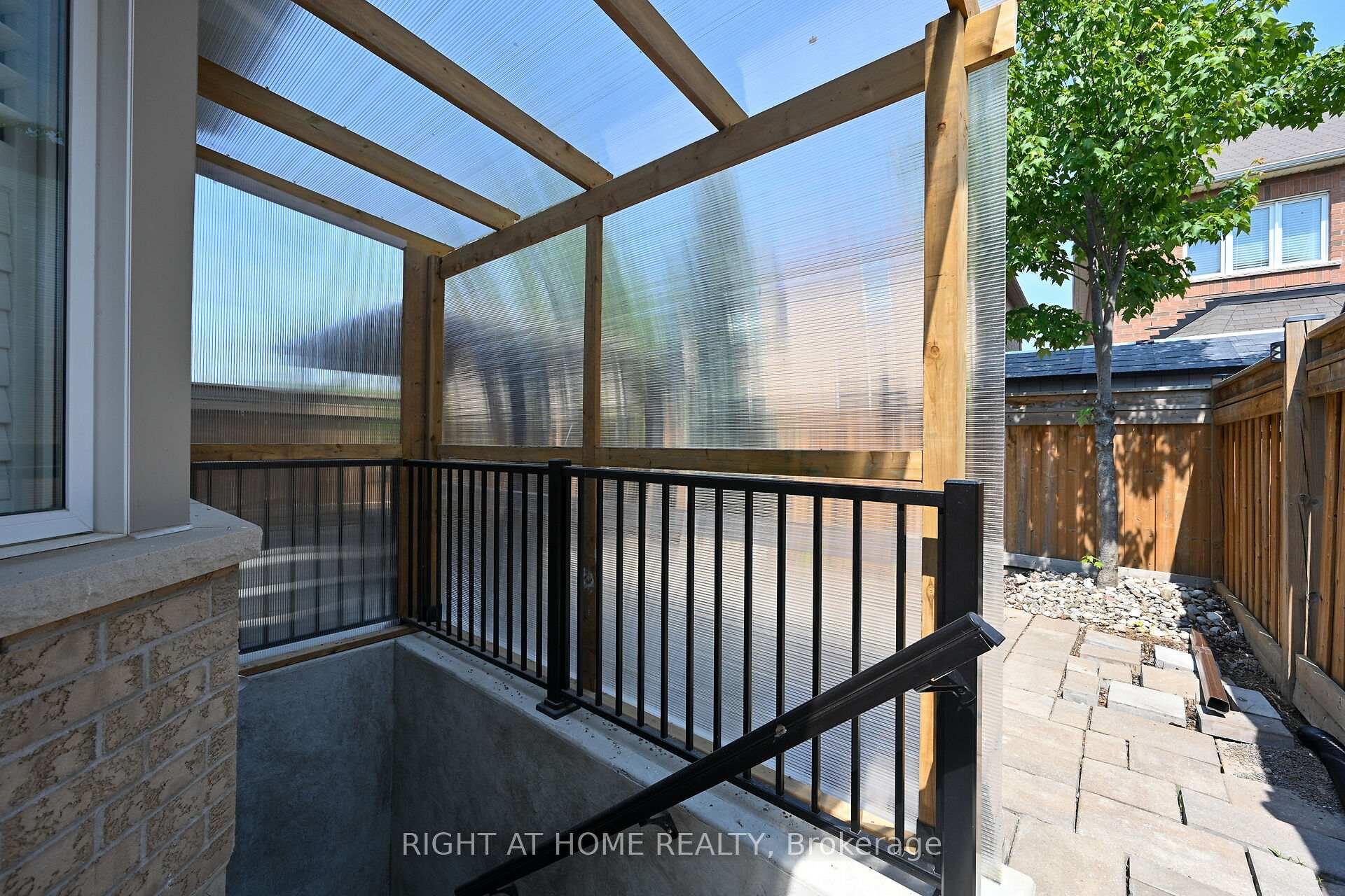 Photo 24 of 1445 Laurier Avenue, Milton, Clarke — HOMEH