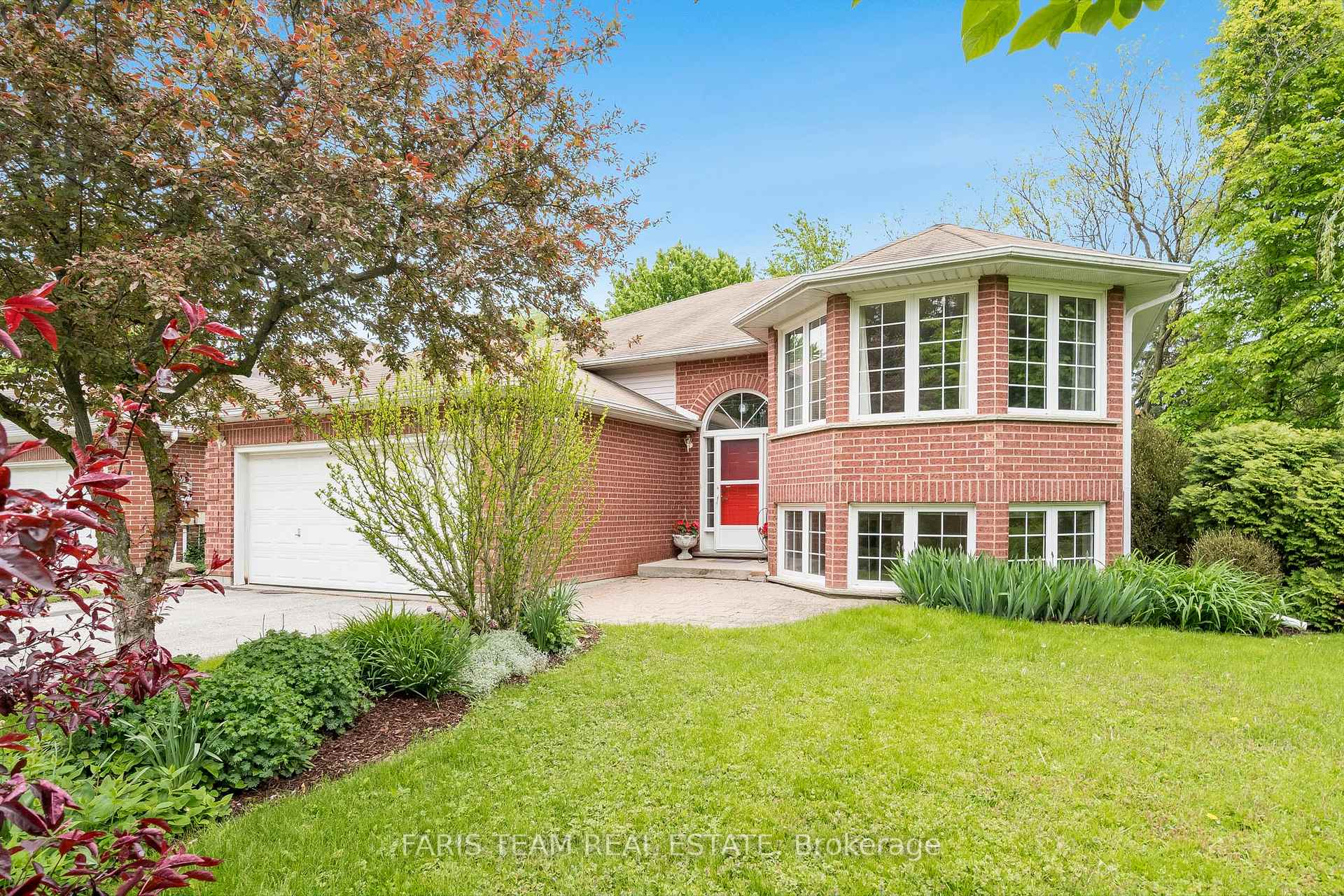Photo 3 of 23 English Drive, New Tecumseth, Beeton — HOMEH