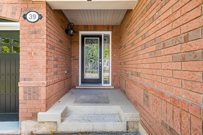 Photo 2 of 39 Mae Brooks Drive, Newmarket, Woodland Hill — HOMEH