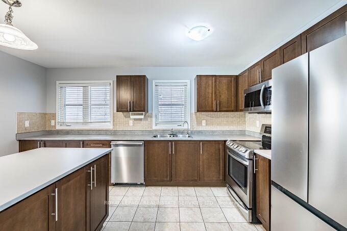 Photo 12 of 39 Mae Brooks Drive, Newmarket, Woodland Hill — HOMEH