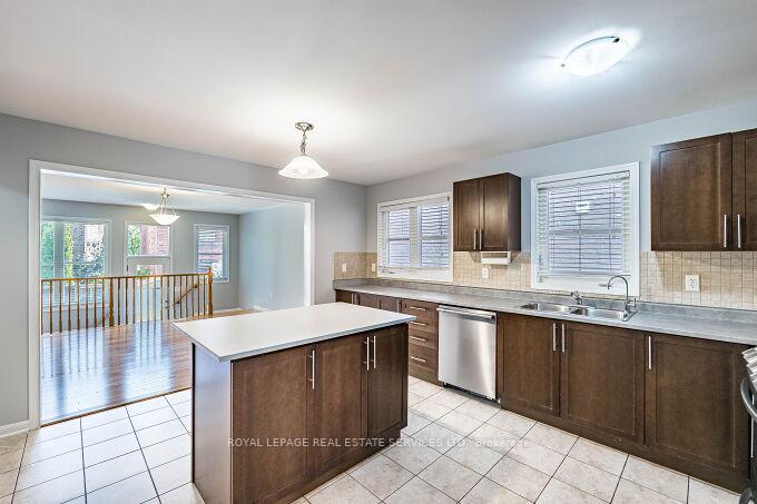 Photo 15 of 39 Mae Brooks Drive, Newmarket, Woodland Hill — HOMEH