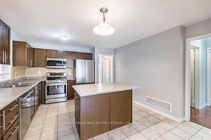 Photo 21 of 39 Mae Brooks Drive, Newmarket, Woodland Hill — HOMEH