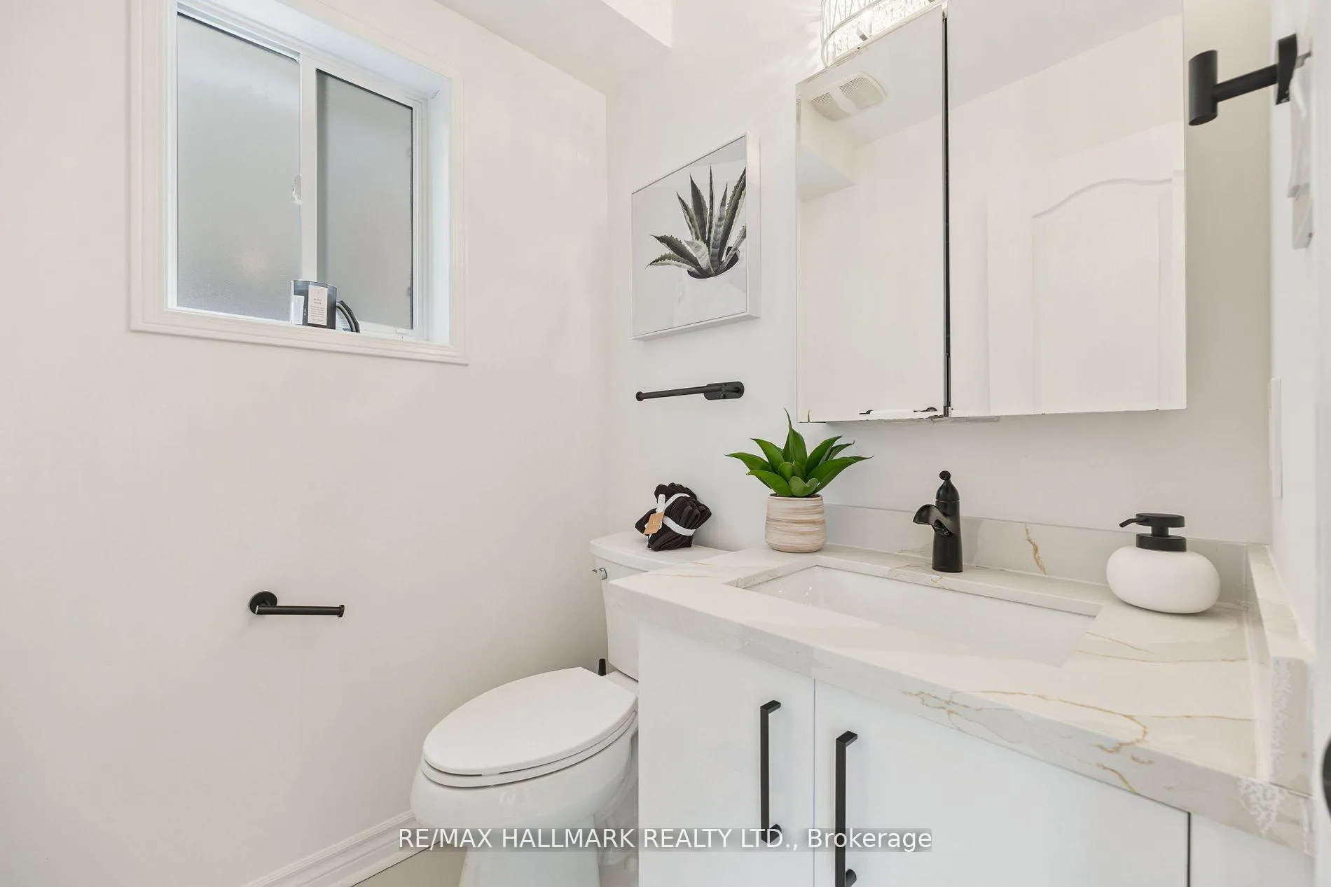 Photo 13 of 83 Matthew Boyd Crescent, Newmarket, Woodland Hill — HOMEH
