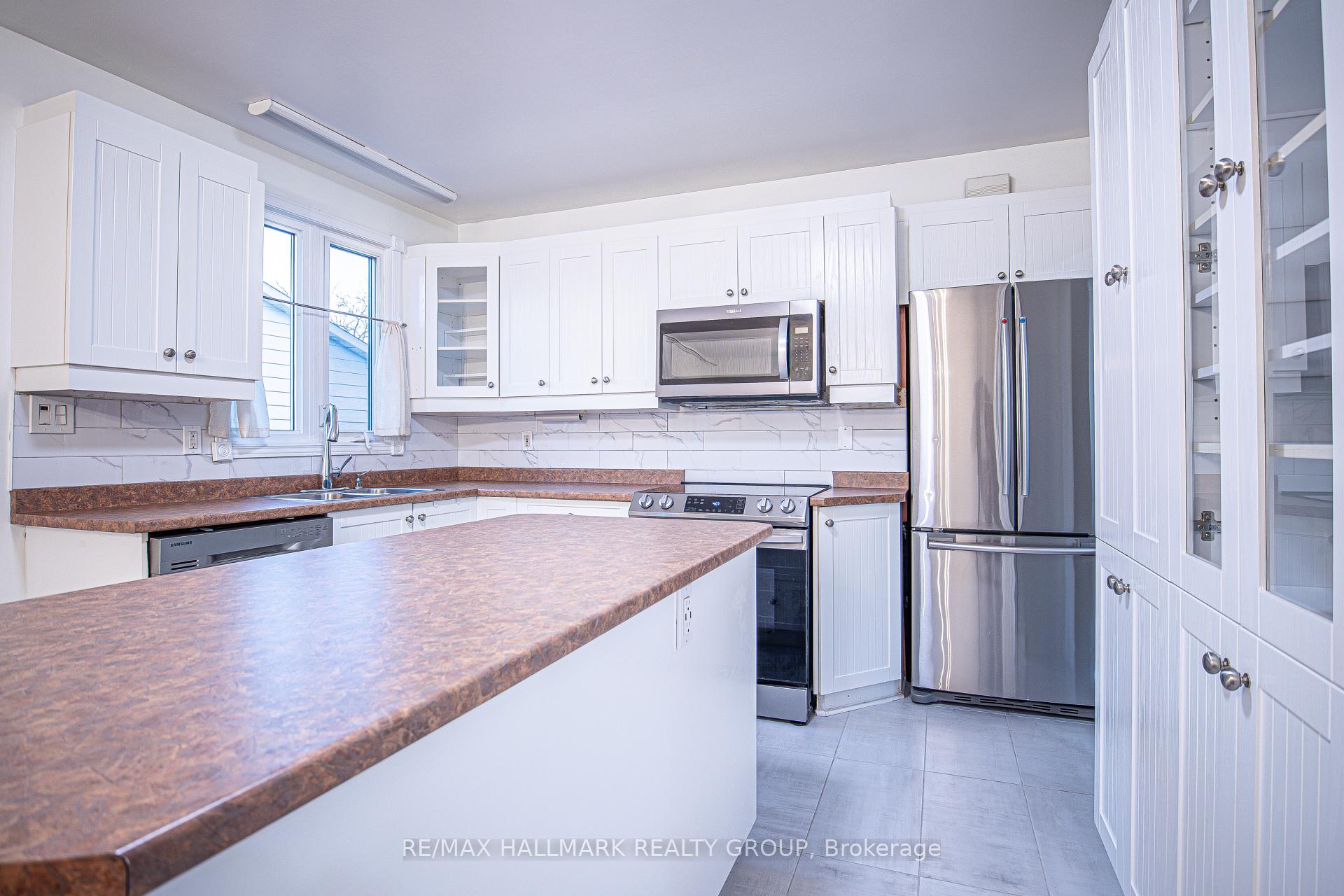 Photo 7 of Unit A, 359 Nagel Avenue, Ottawa, Bilberry Creek/Queenswood Heights — HOMEH