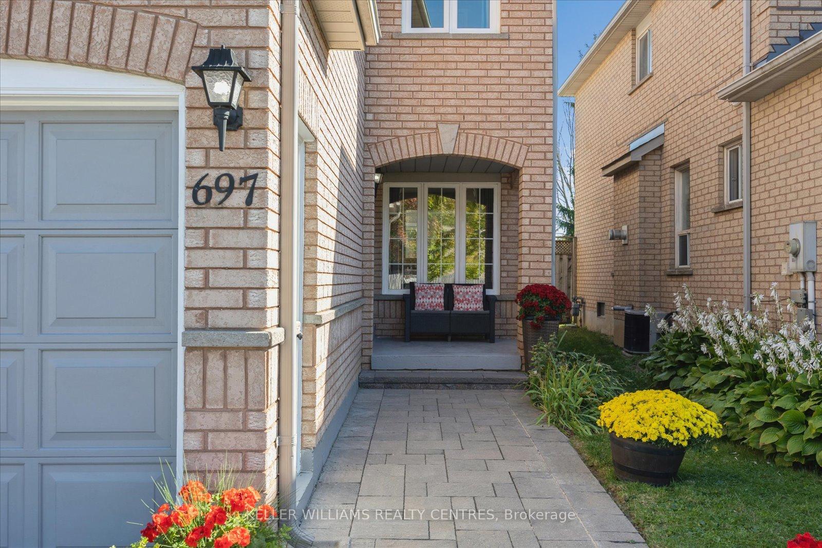 Photo 2 of 697 Walpole Crescent, Newmarket, Stonehaven-Wyndham — HOMEH