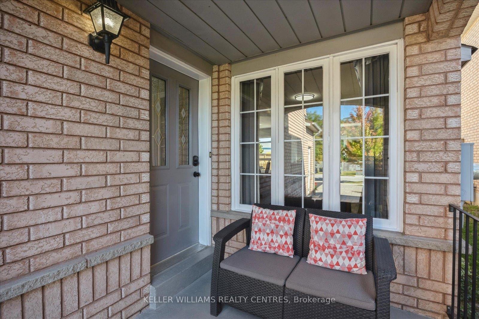 Photo 3 of 697 Walpole Crescent, Newmarket, Stonehaven-Wyndham — HOMEH