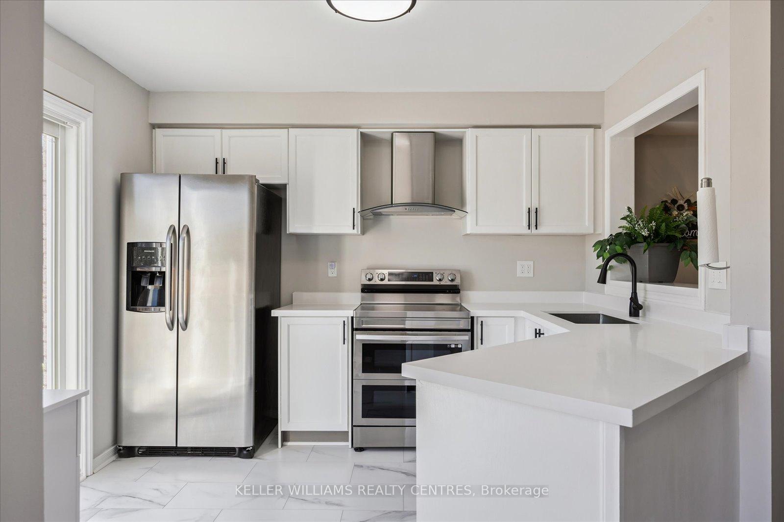Photo 12 of 697 Walpole Crescent, Newmarket, Stonehaven-Wyndham — HOMEH