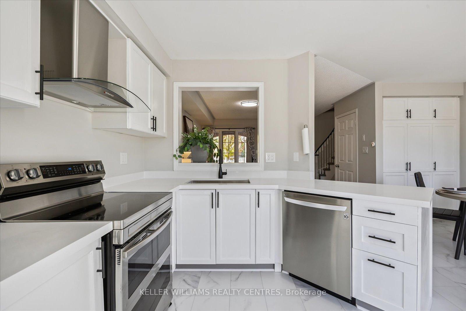 Photo 13 of 697 Walpole Crescent, Newmarket, Stonehaven-Wyndham — HOMEH