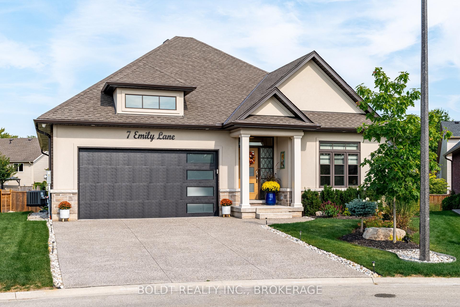Photo 2 of 7 Emily Lane, Pelham, Fonthill — HOMEH
