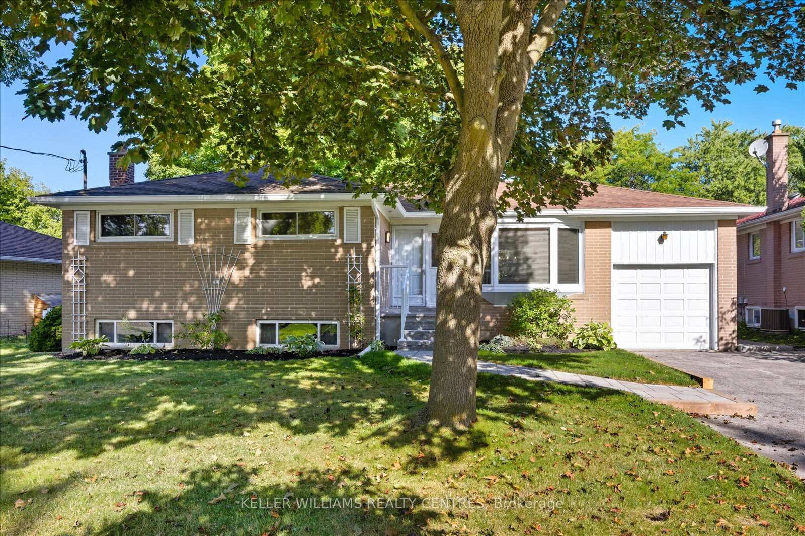 Photo 2 of 111 Lewis Drive, Newmarket, Central Newmarket — HOMEH