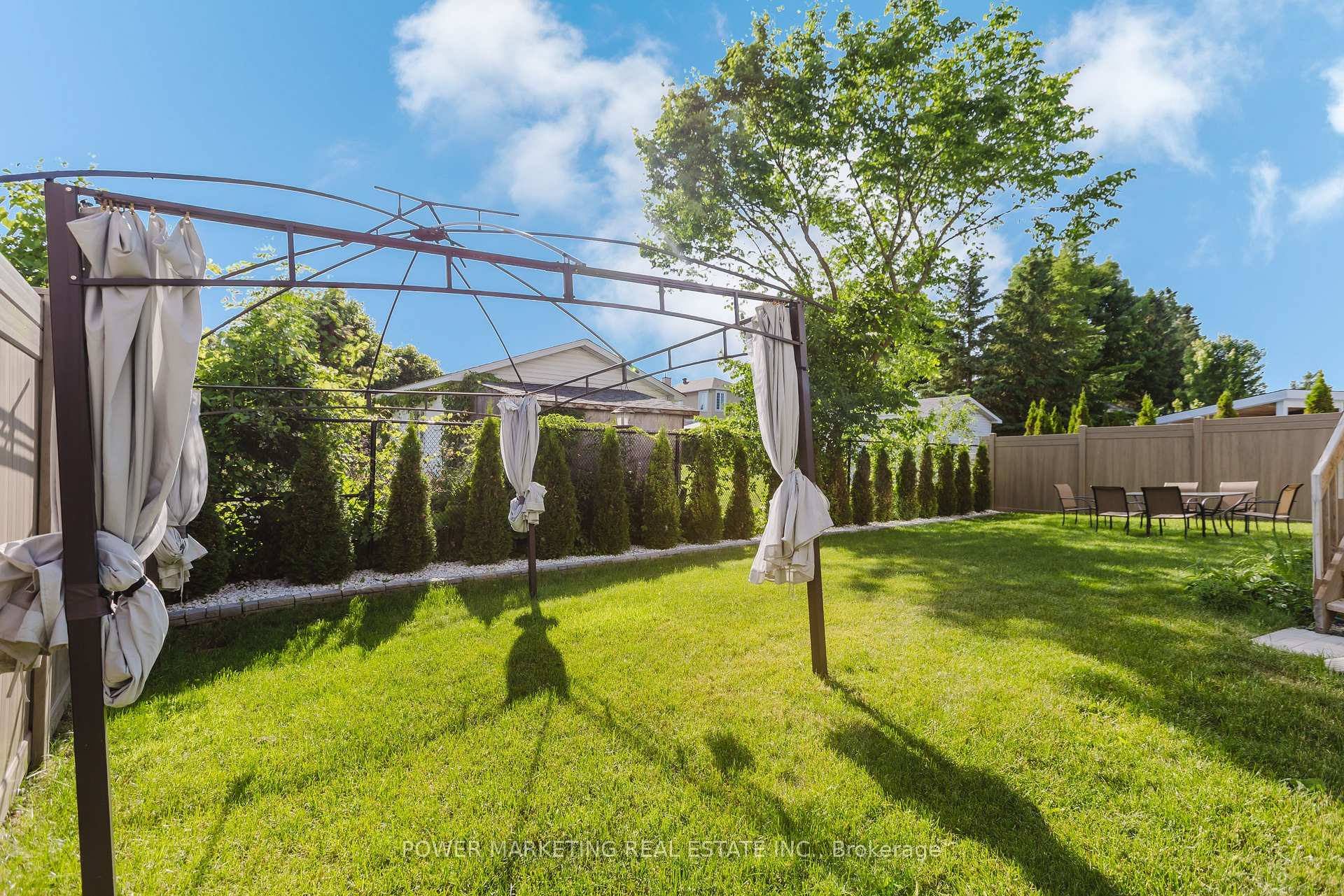 Photo 32 of 526 Ponthieu Circle, Ottawa, Chapel Hill South - Orleans Village — HOMEH