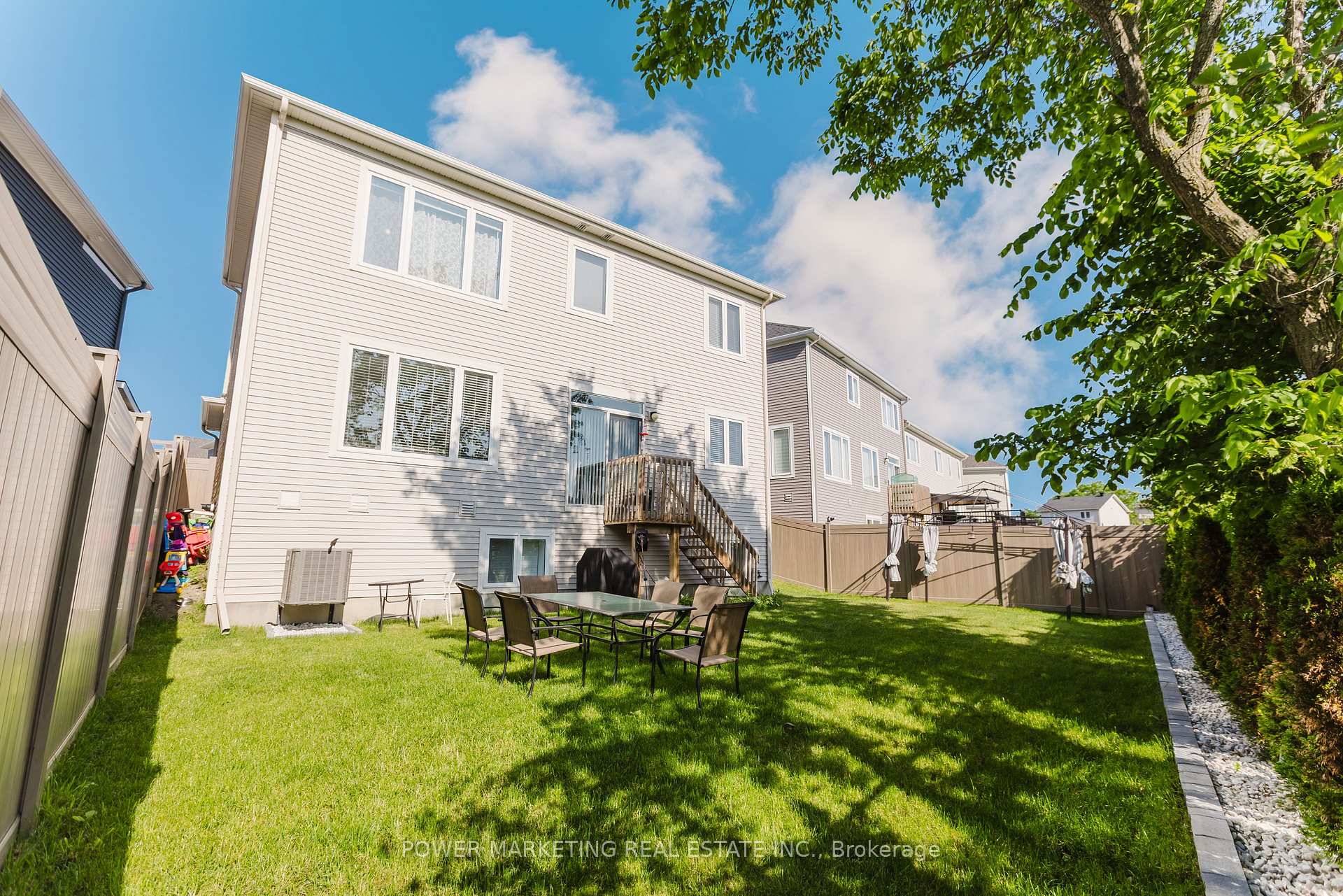 Photo 33 of 526 Ponthieu Circle, Ottawa, Chapel Hill South - Orleans Village — HOMEH