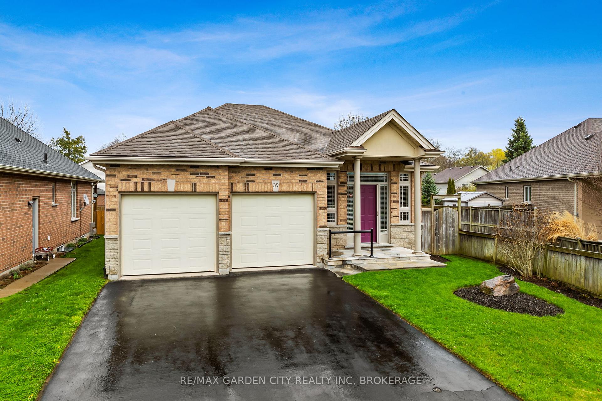 Photo 1 of 39 Willson Crossing Court, Pelham, Fonthill — HOMEH