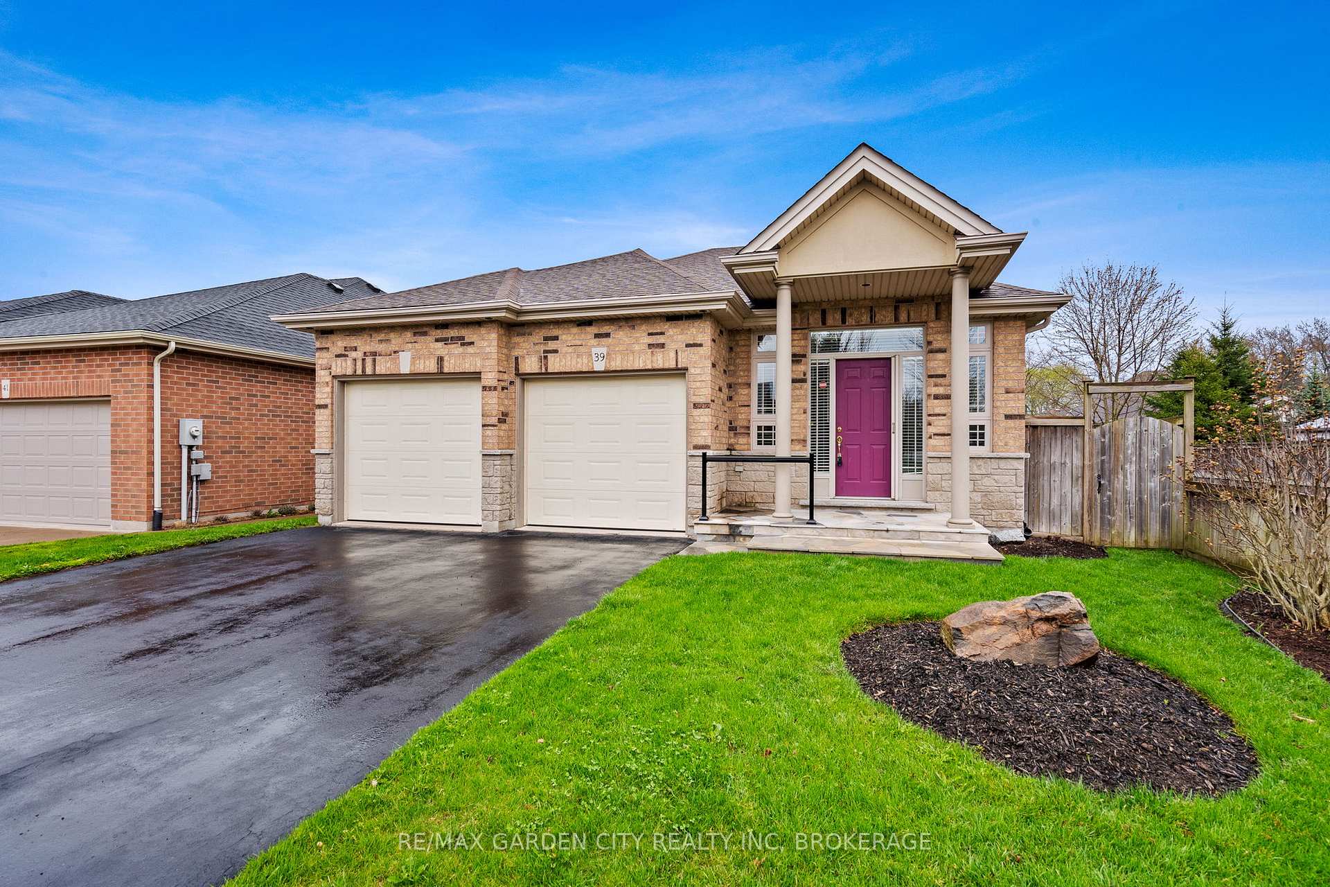Photo 2 of 39 Willson Crossing Court, Pelham, Fonthill — HOMEH