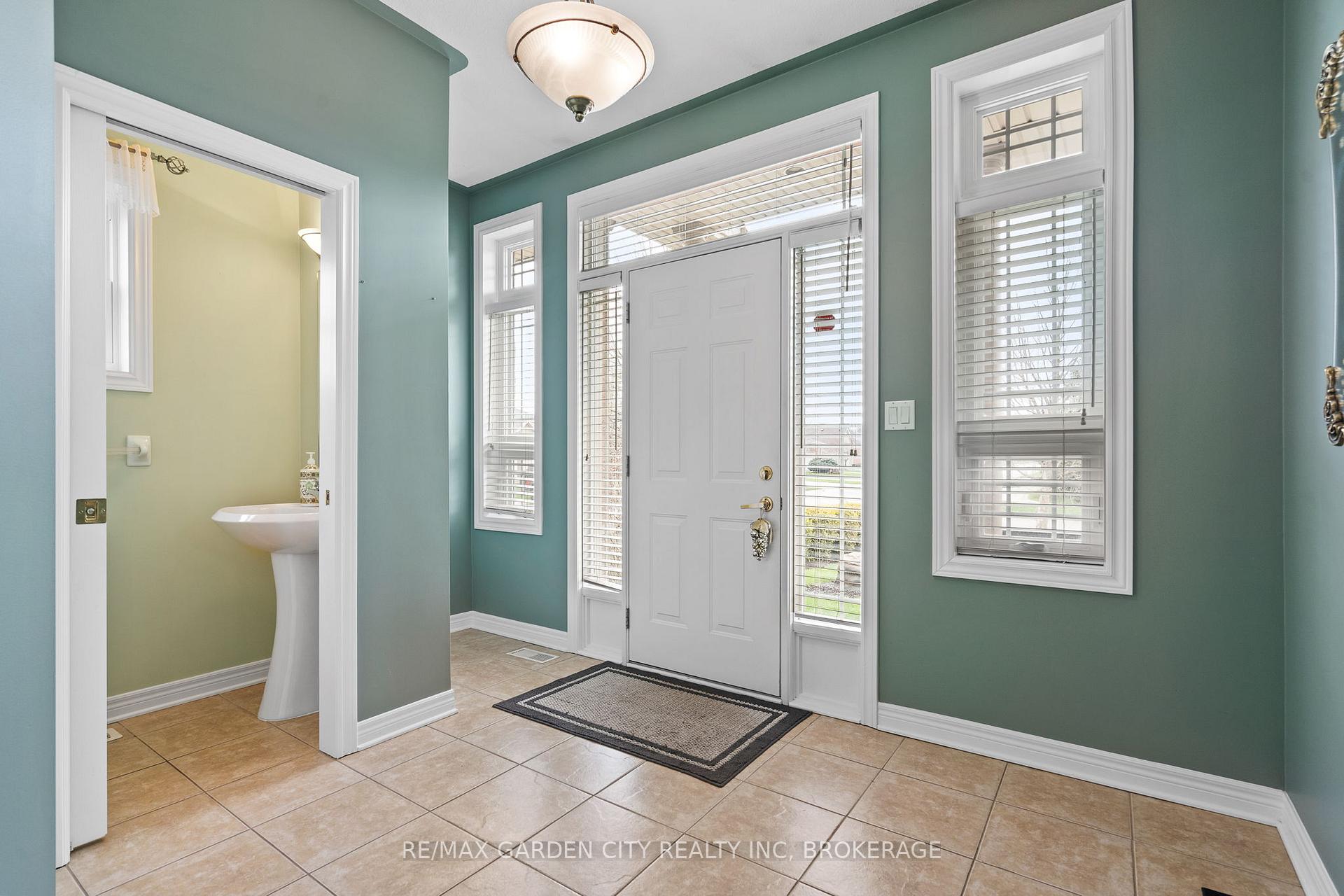 Photo 3 of 39 Willson Crossing Court, Pelham, Fonthill — HOMEH