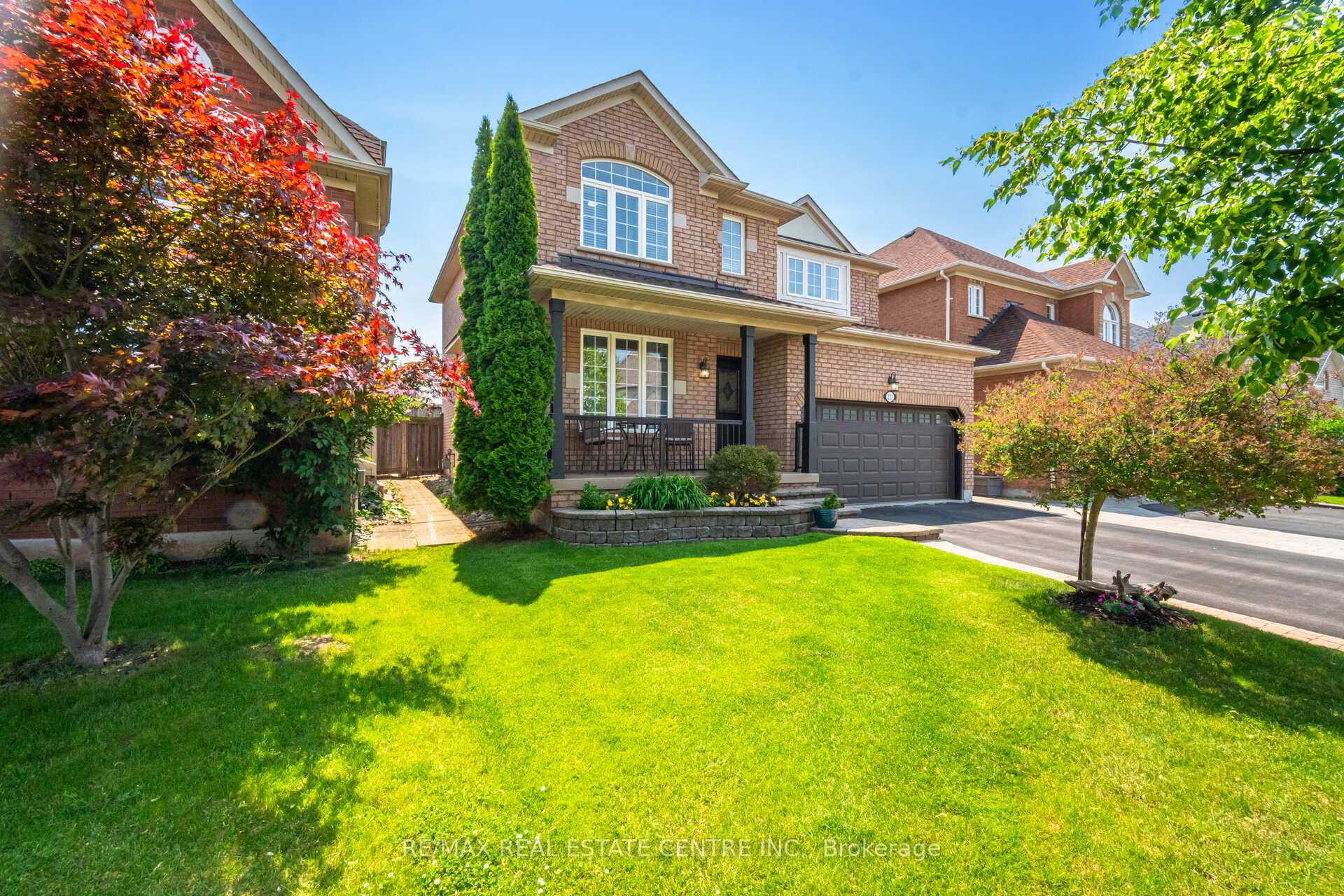 Photo 2 of 221 Ellis Crescent, Milton, Dempsey — HOMEH