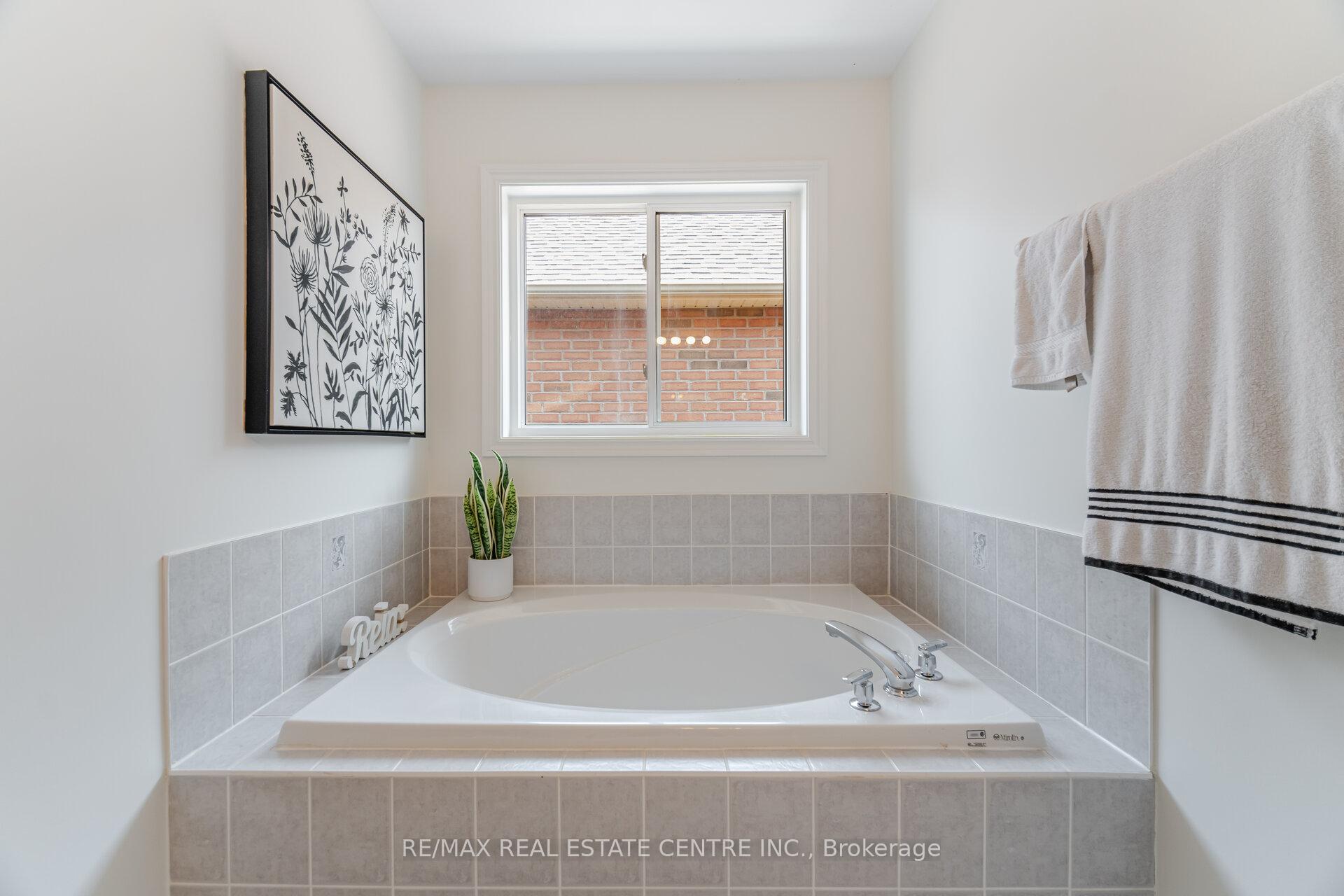 Photo 18 of 221 Ellis Crescent, Milton, Dempsey — HOMEH