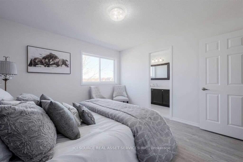Photo 11 of 353 Silken Laumann Drive, Newmarket, Stonehaven-Wyndham — HOMEH