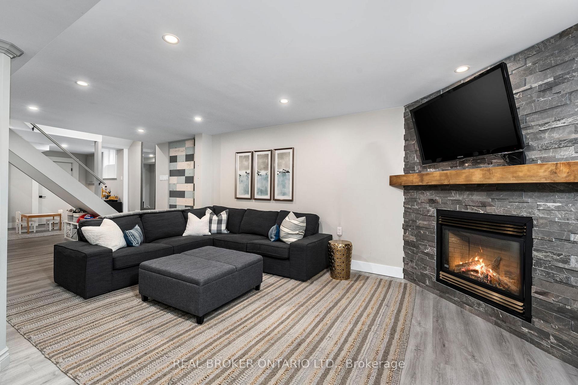 Photo 36 of 49 Foxtail Ridge, Newmarket, Armitage — HOMEH