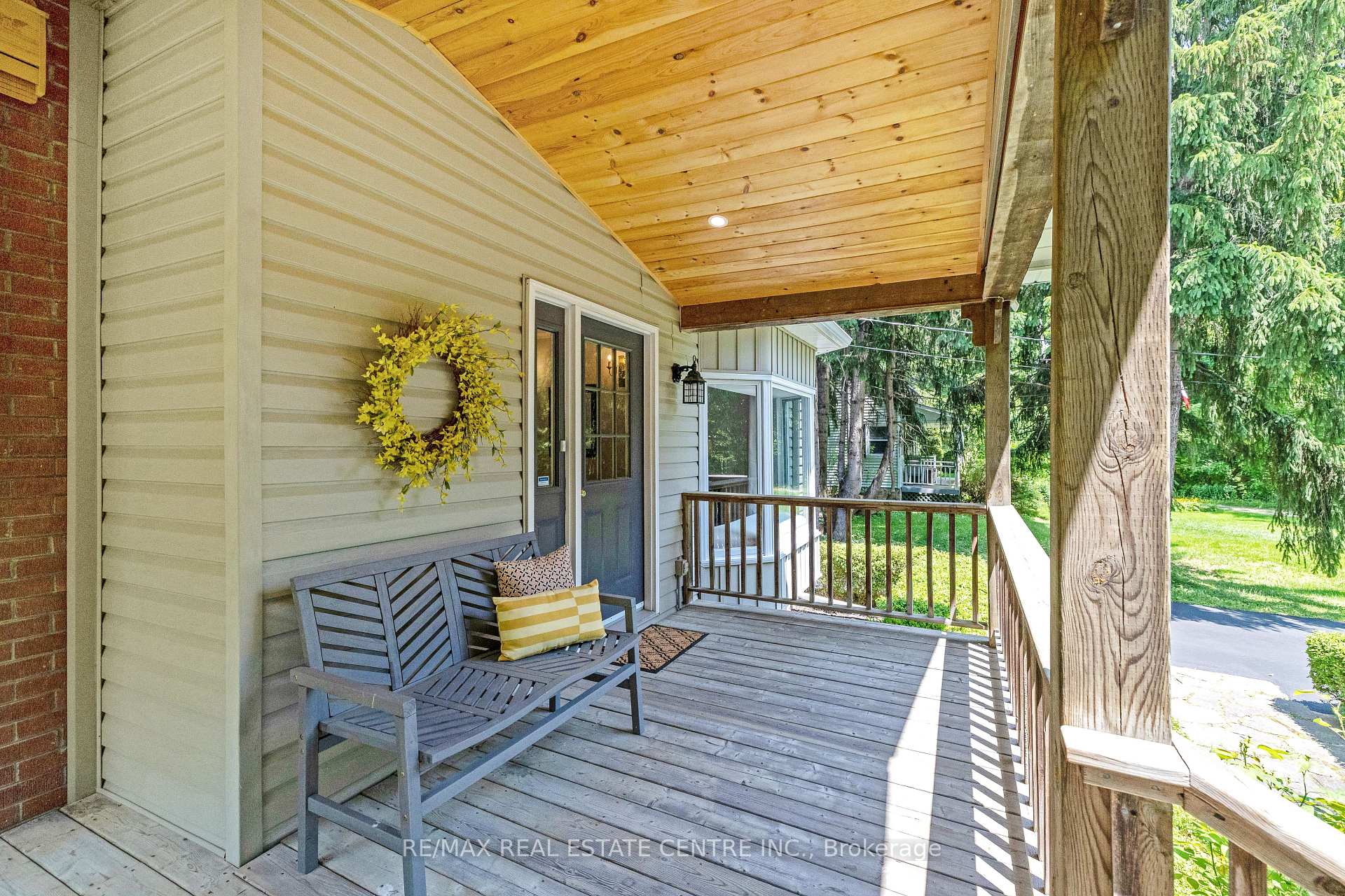 Photo 2 of 209 Campbell Avenue E, Milton, Campbellville — HOMEH