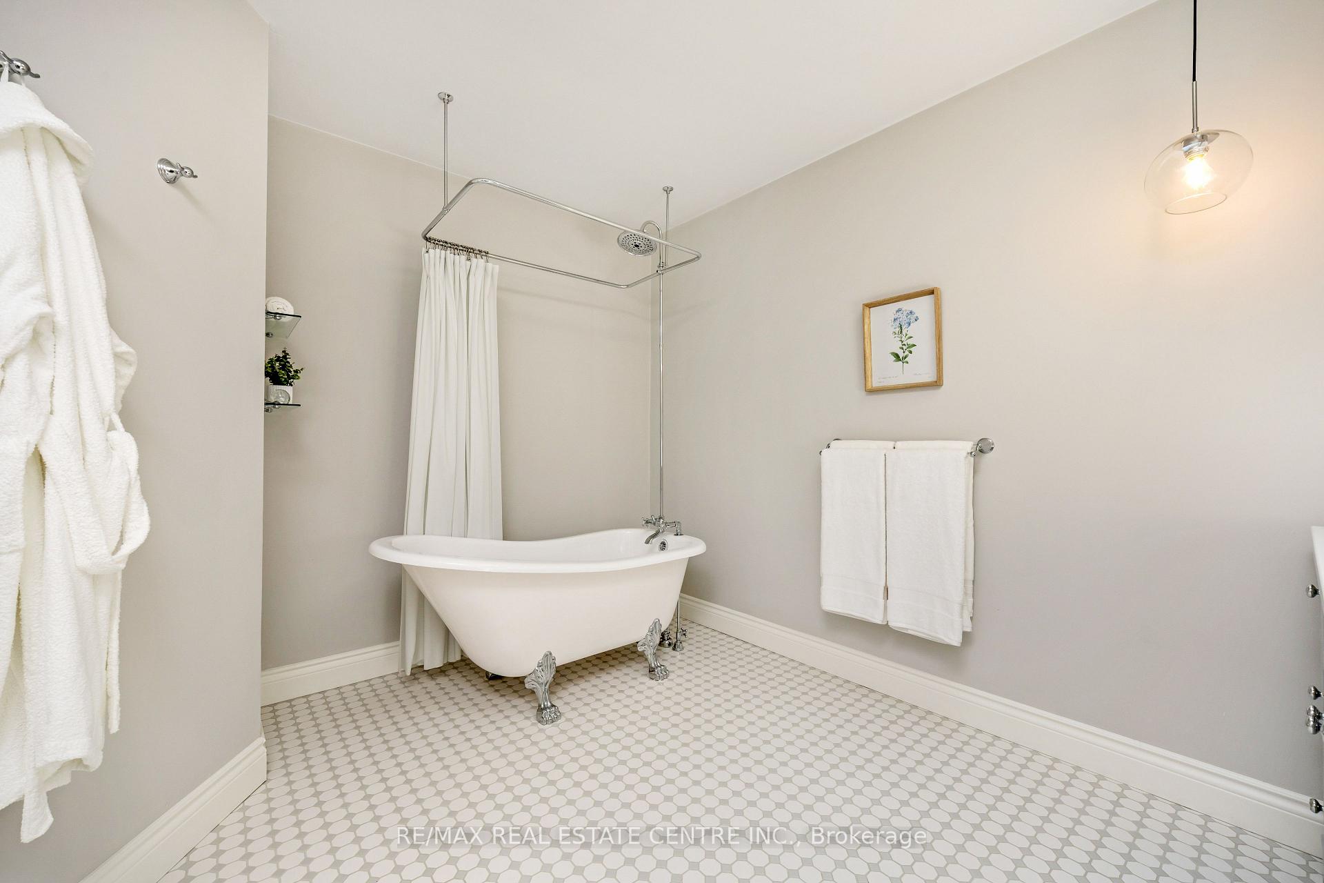 Photo 18 of 209 Campbell Avenue E, Milton, Campbellville — HOMEH