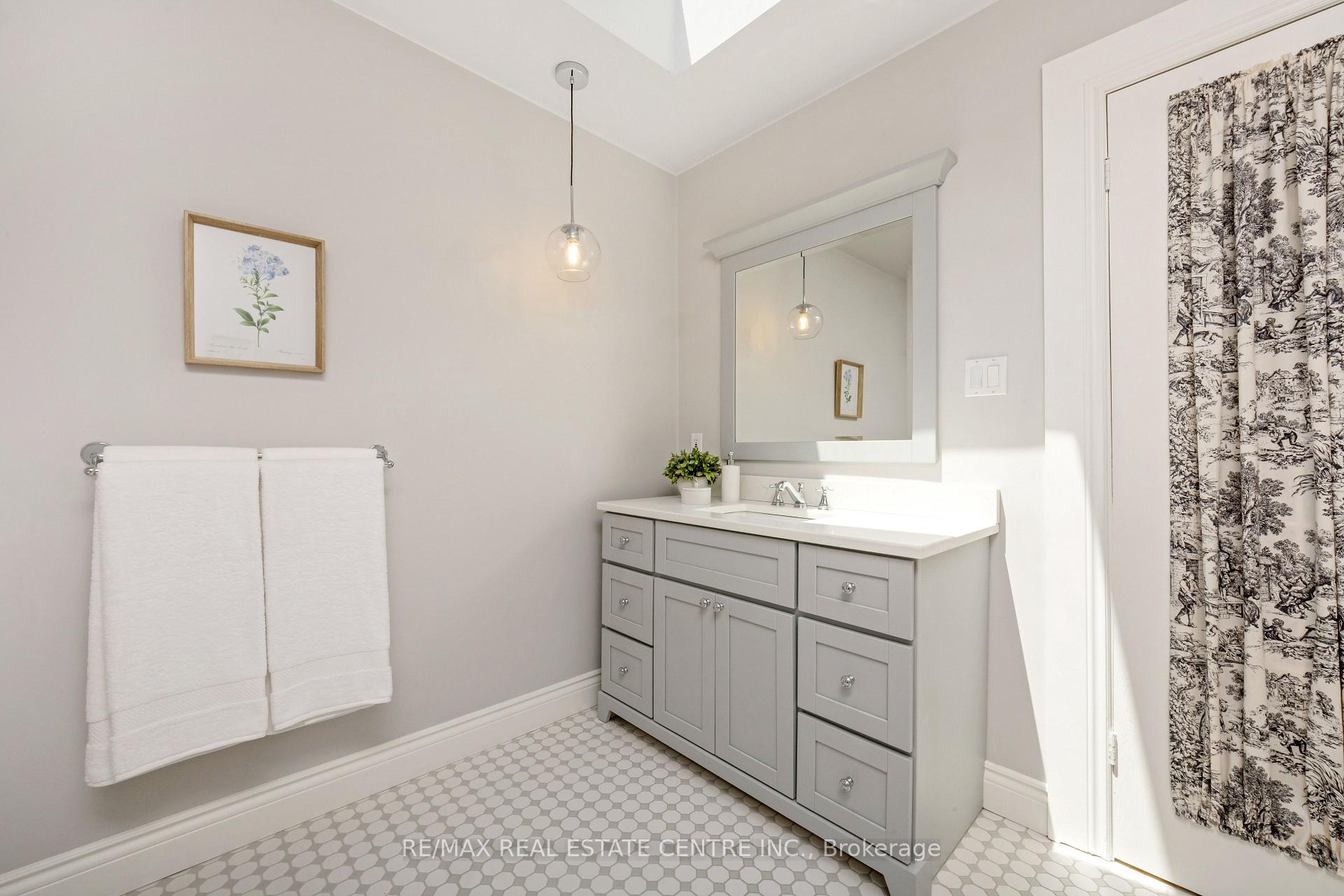 Photo 24 of 209 Campbell Avenue E, Milton, Campbellville — HOMEH
