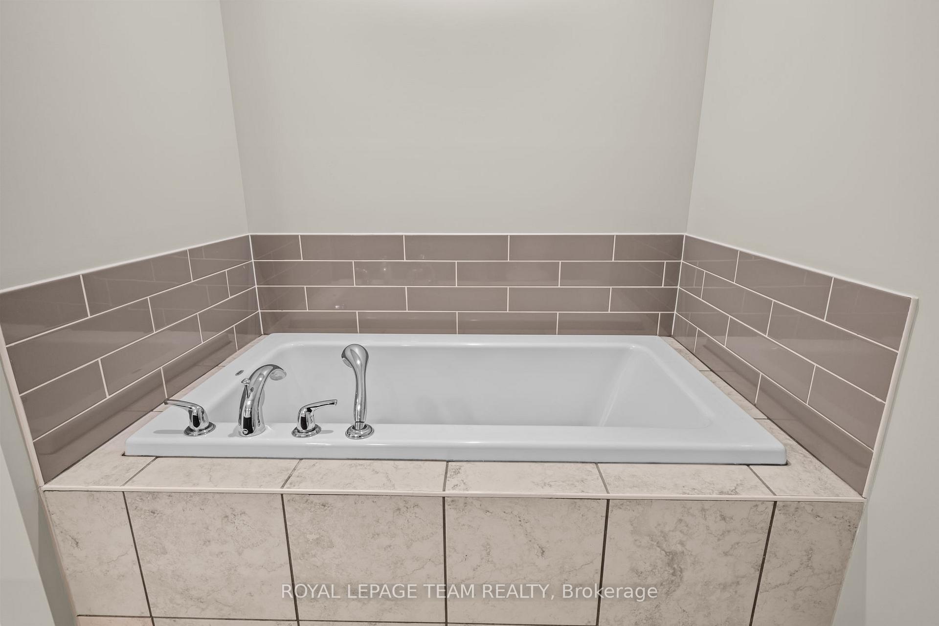 Photo 16 of 628 Spring Valley Drive, Ottawa, Mer Bleue/Bradley Estates/Anderson Park — HOMEH