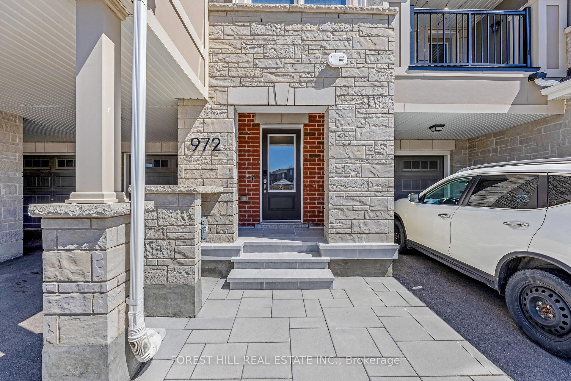 Photo 3 of 972 Hickory Crescent, Milton, Cobban — HOMEH