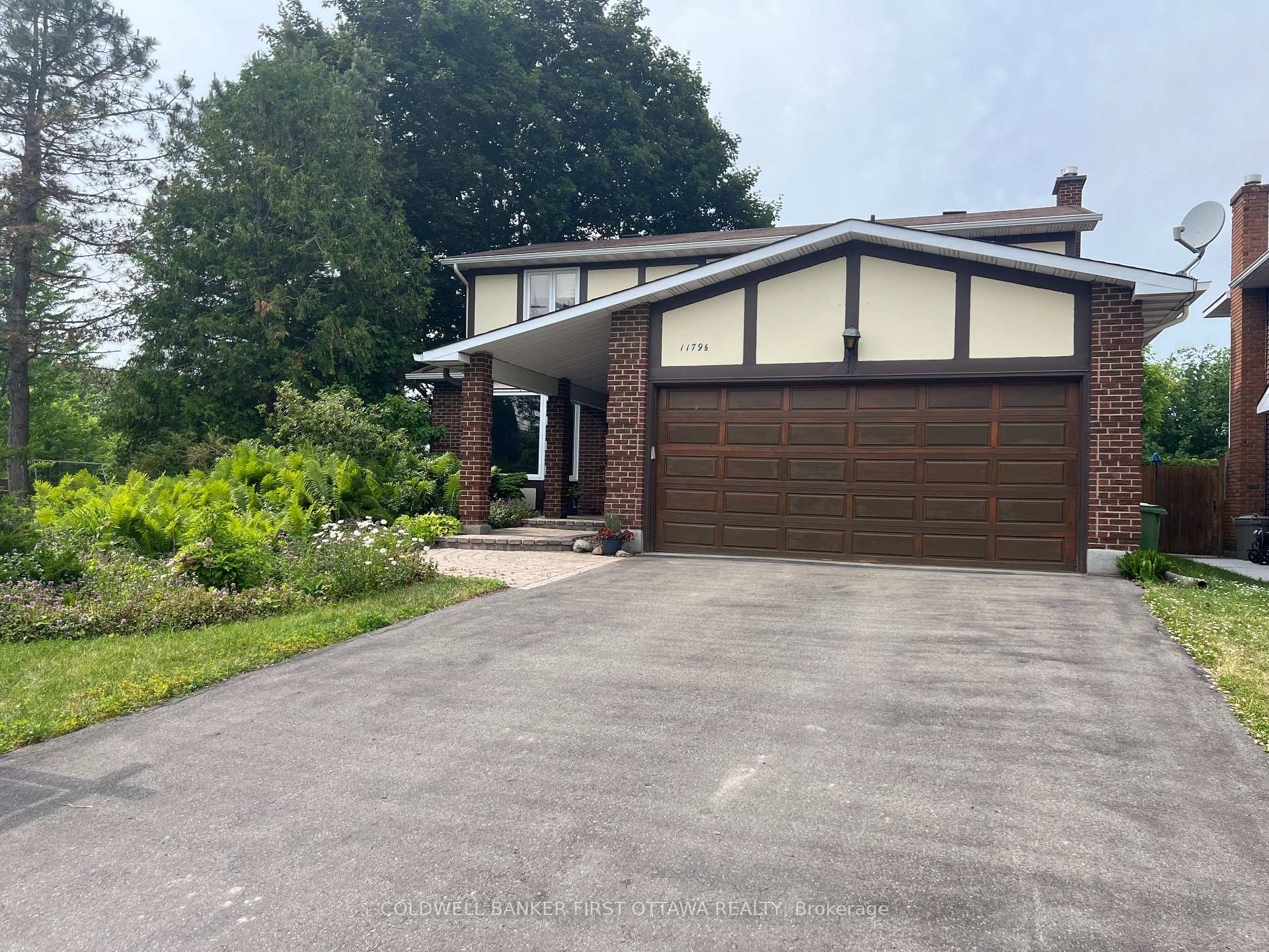 Photo 2 of 1179 1/2 St-Jerome Crescent, Ottawa, Convent Glen North — HOMEH