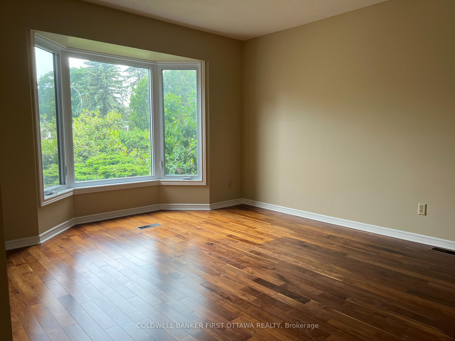 Photo 3 of 1179 1/2 St-Jerome Crescent, Ottawa, Convent Glen North — HOMEH