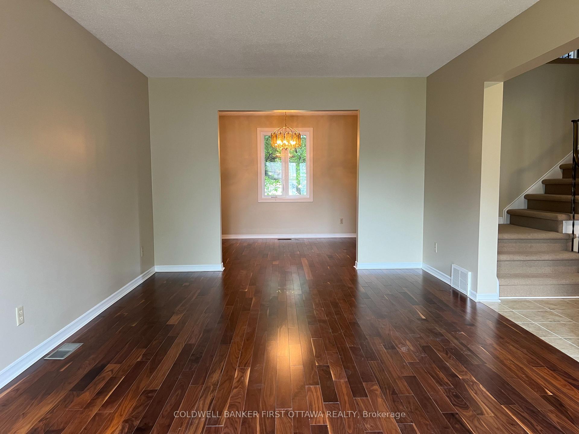 Photo 4 of 1179 1/2 St-Jerome Crescent, Ottawa, Convent Glen North — HOMEH
