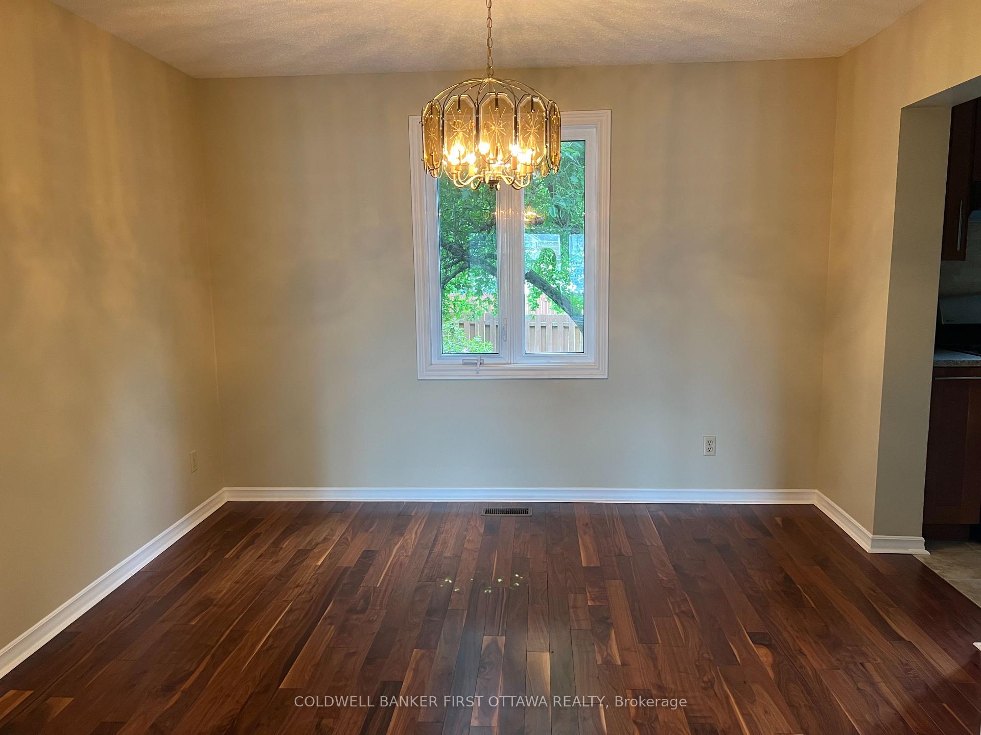 Photo 5 of 1179 1/2 St-Jerome Crescent, Ottawa, Convent Glen North — HOMEH