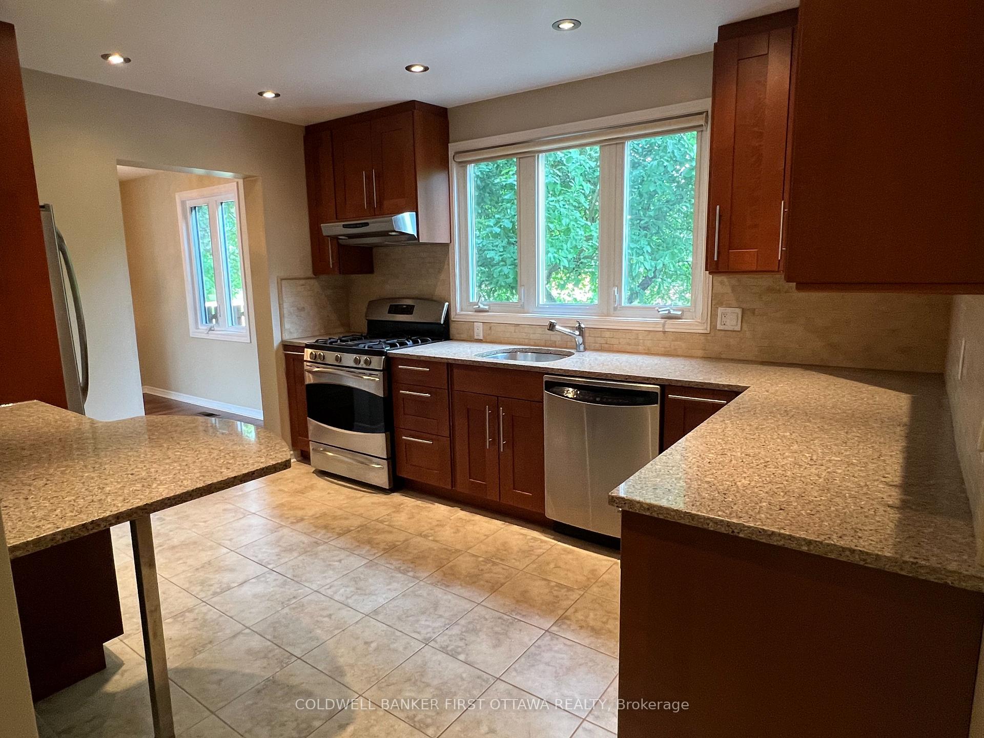Photo 6 of 1179 1/2 St-Jerome Crescent, Ottawa, Convent Glen North — HOMEH
